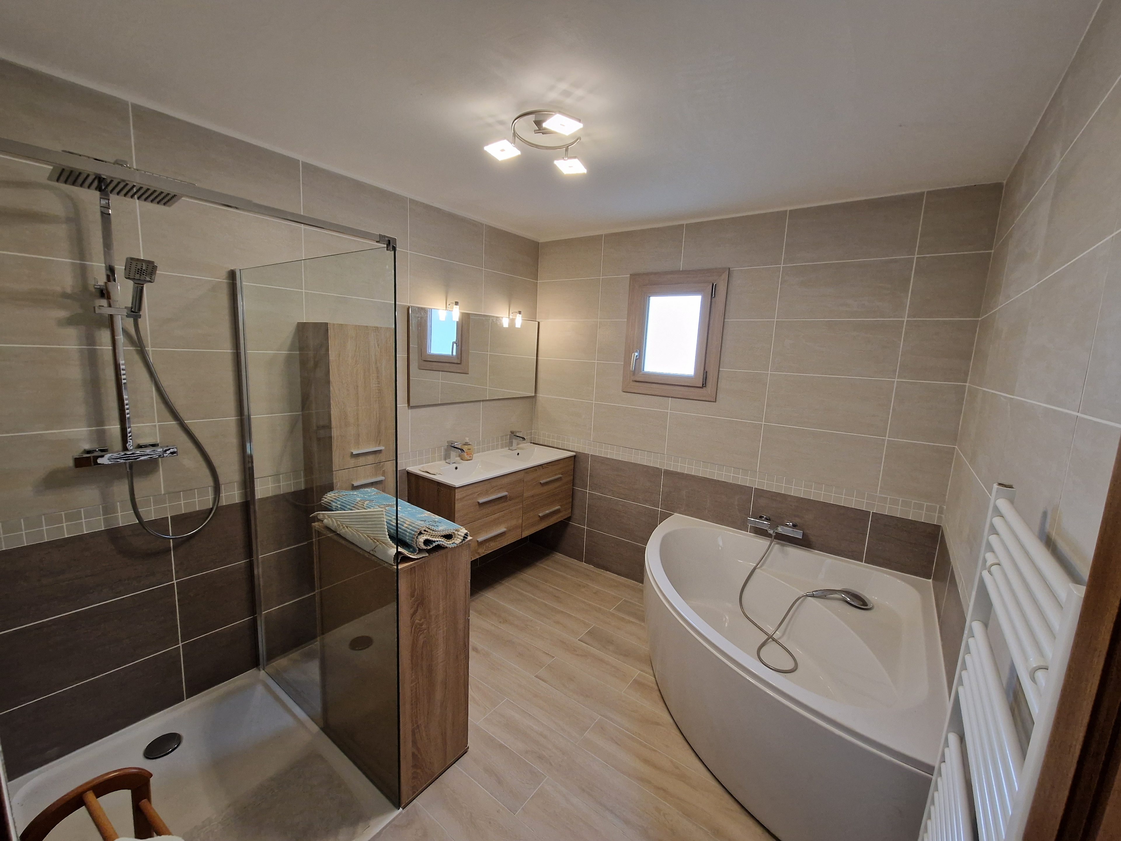 Salle de bain compacte optimisée